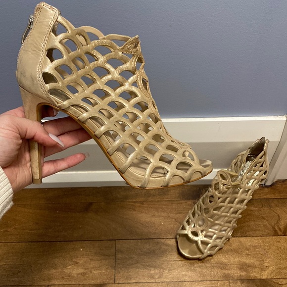 Gold Vince Camuto heels - Picture 1 of 3